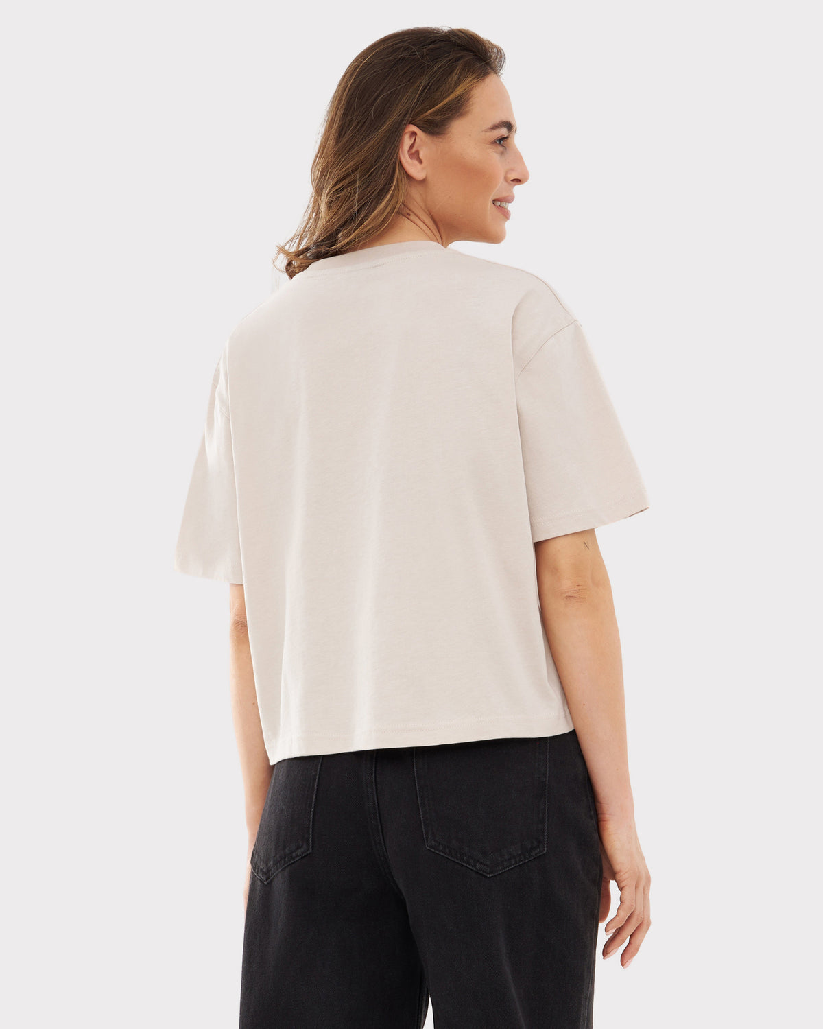 Damen trägt beige Cropped T-Shirt 'Zoey' von Johnny Urban, Rückansicht, zu schwarze Hose