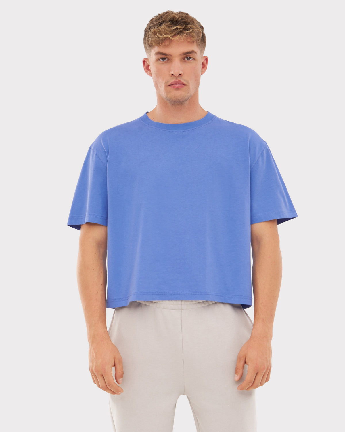 Mann trägt Crop-T-Shirt 'Zoey JU' in blau-lila, oversized, mit kurzen Ärmeln