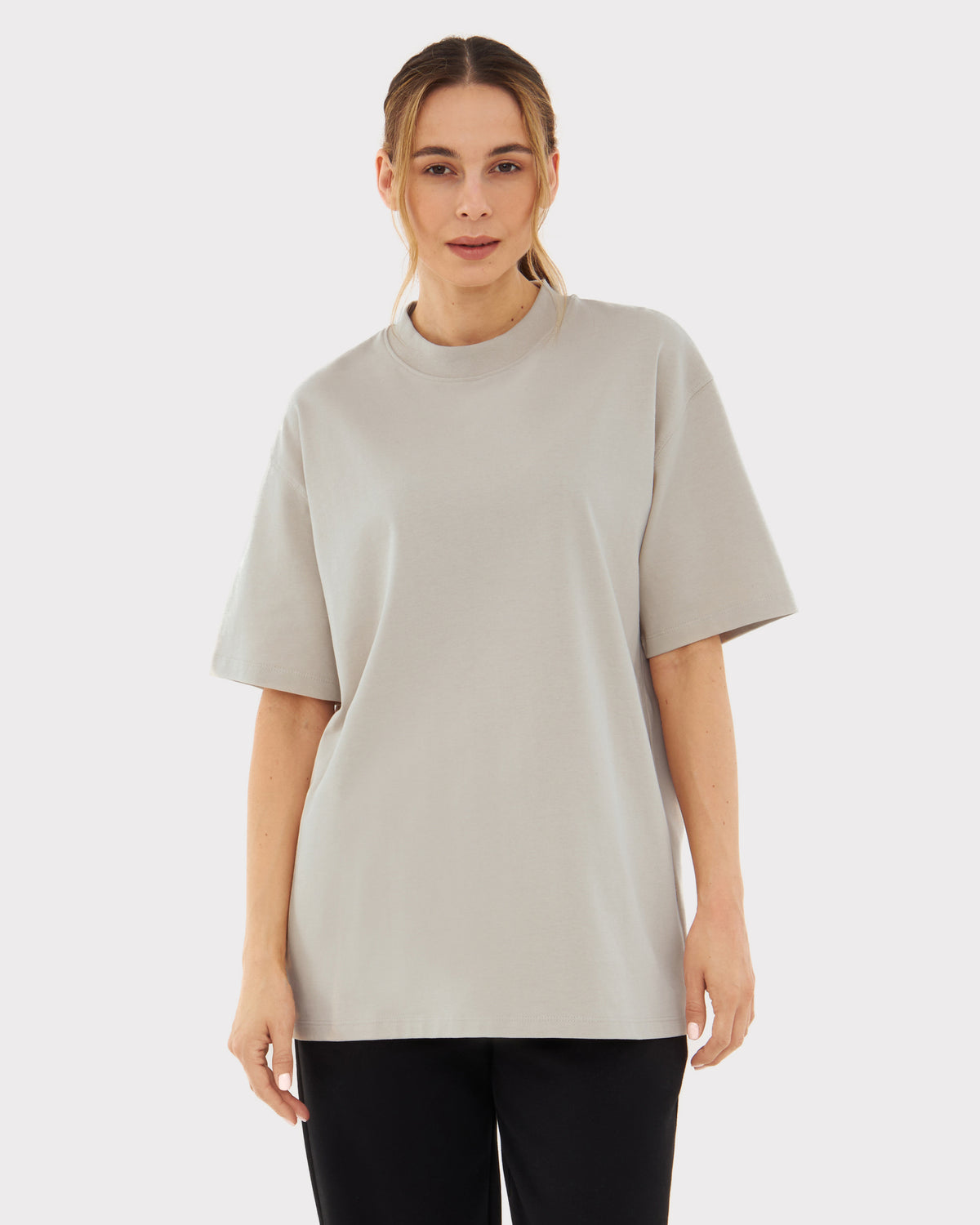 Damen trägt oversized T-Shirt 'Sammy' in Beige mit lockerem Schnitt und kurzen Ärmeln