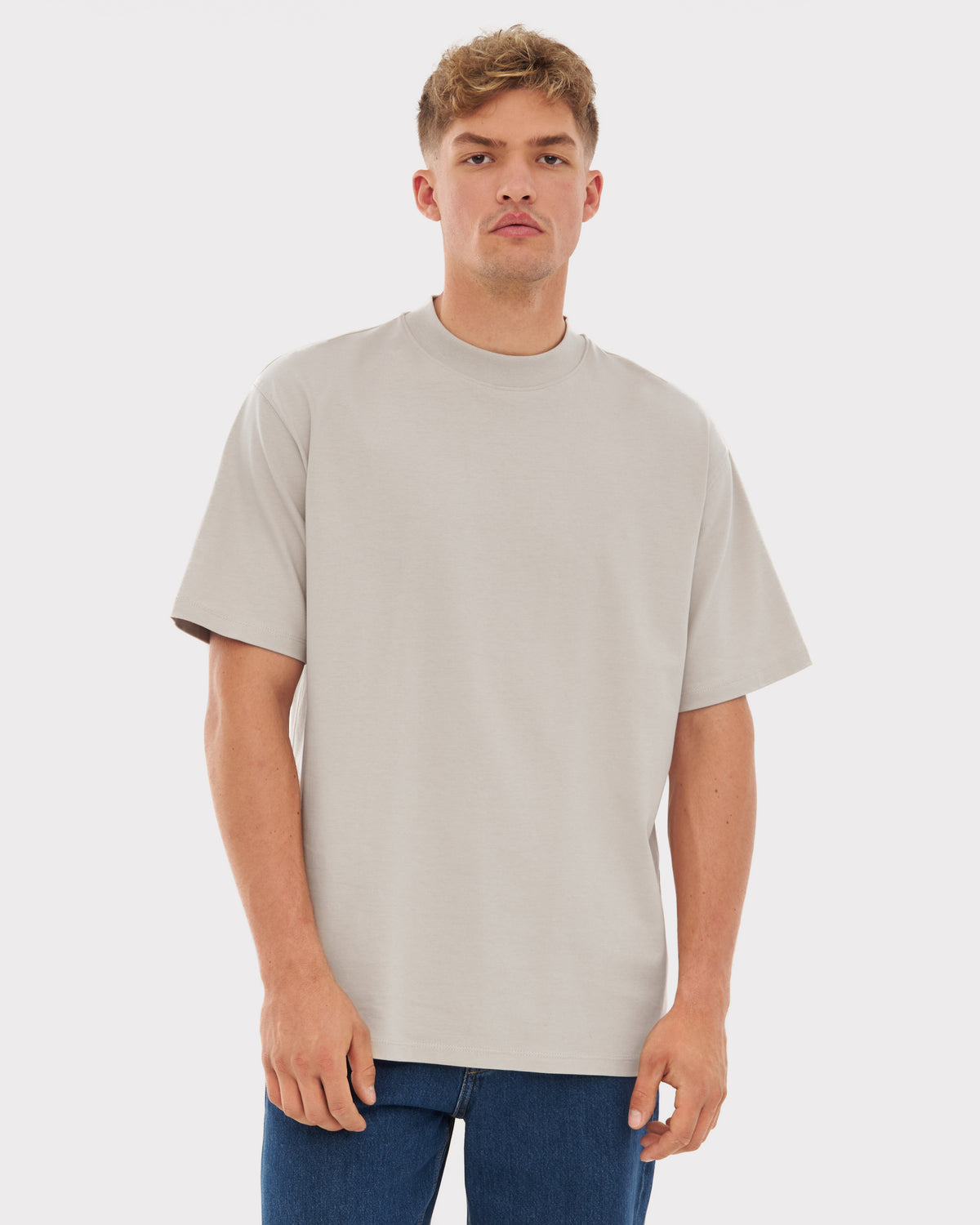 Beiges Johnny Urban T-Shirt 'Sammy' für Herren in oversized Passform, getragen von Mann