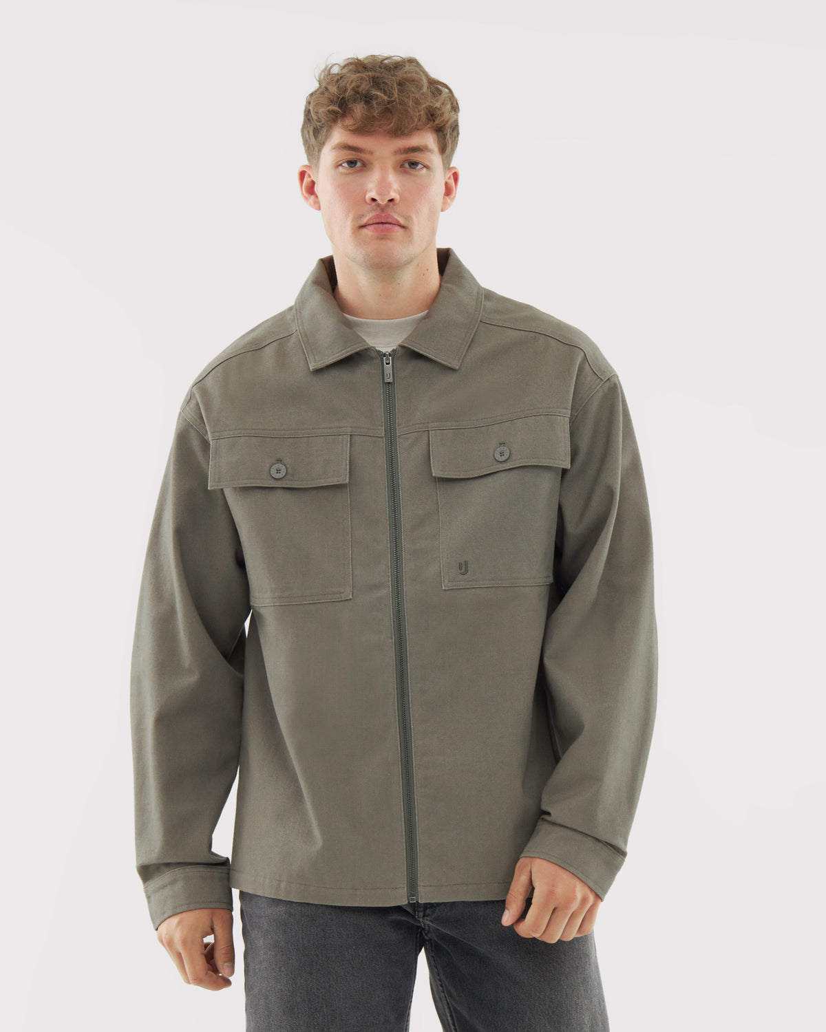 Männermodell trägt Overshirt 'Cameron' in Grau-Oliv mit Reißverschluss und aufgesetzten Brusttaschen