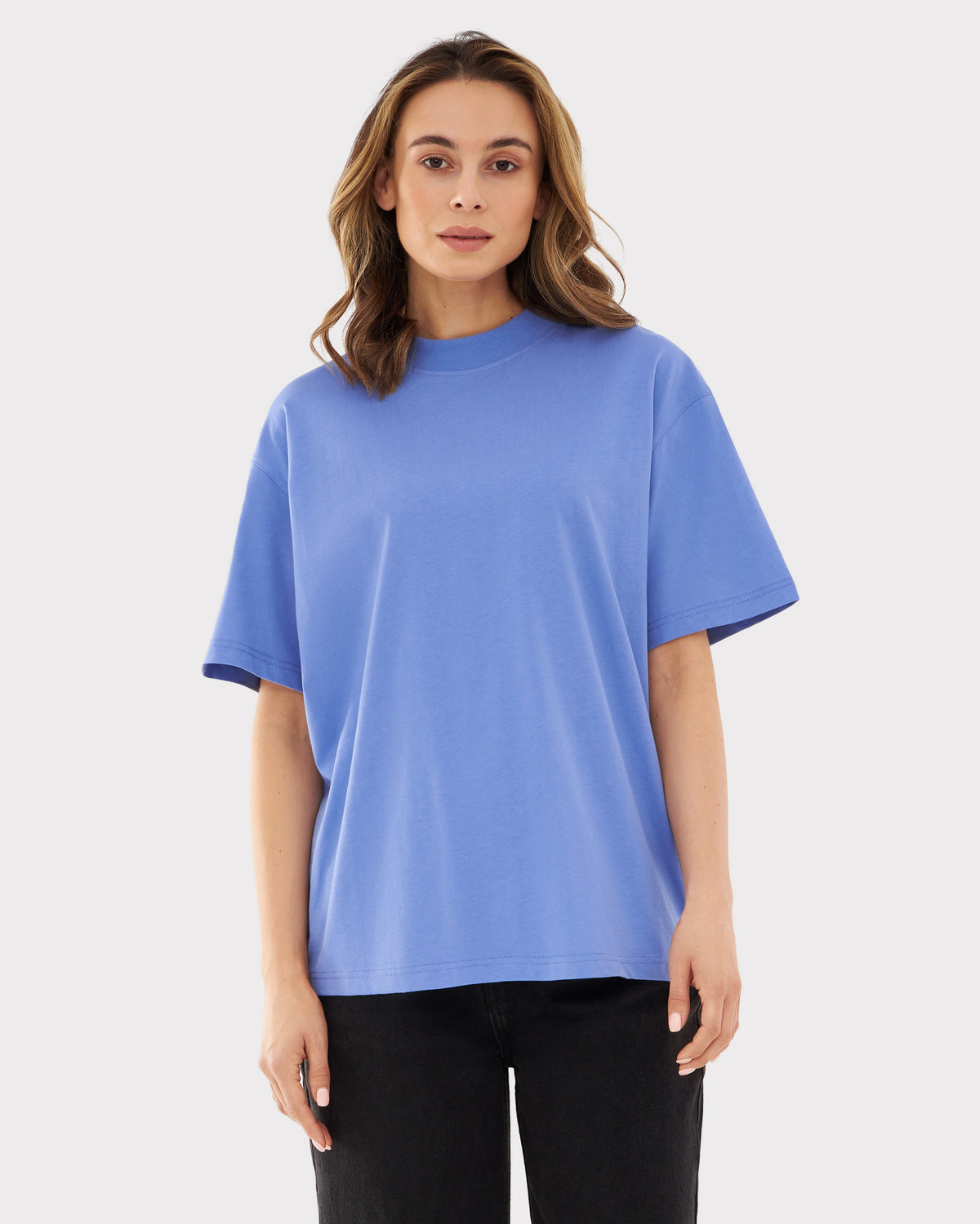 Frau trägt oversized T-Shirt 'Sammy JU' in Blau mit kurzem Ärmel und Rundhalsausschnitt