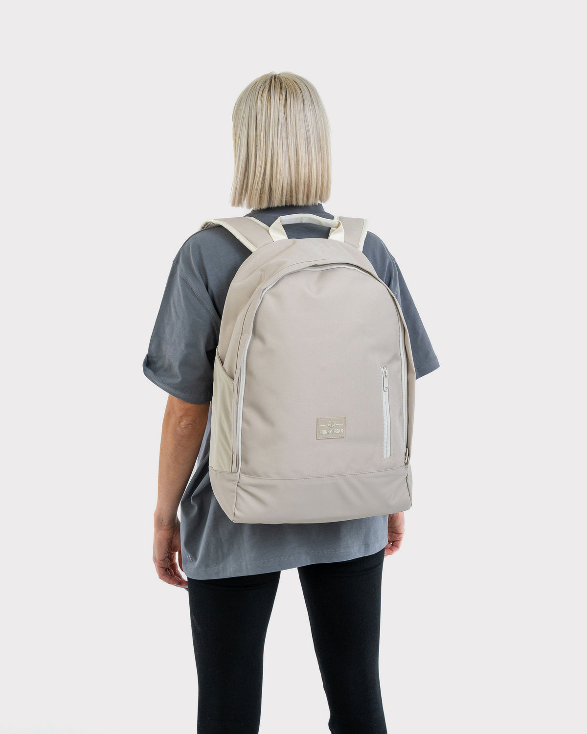 Dame von hinten mit beigem Johnny Urban Rucksack 'Neo' und grauem T-Shirt