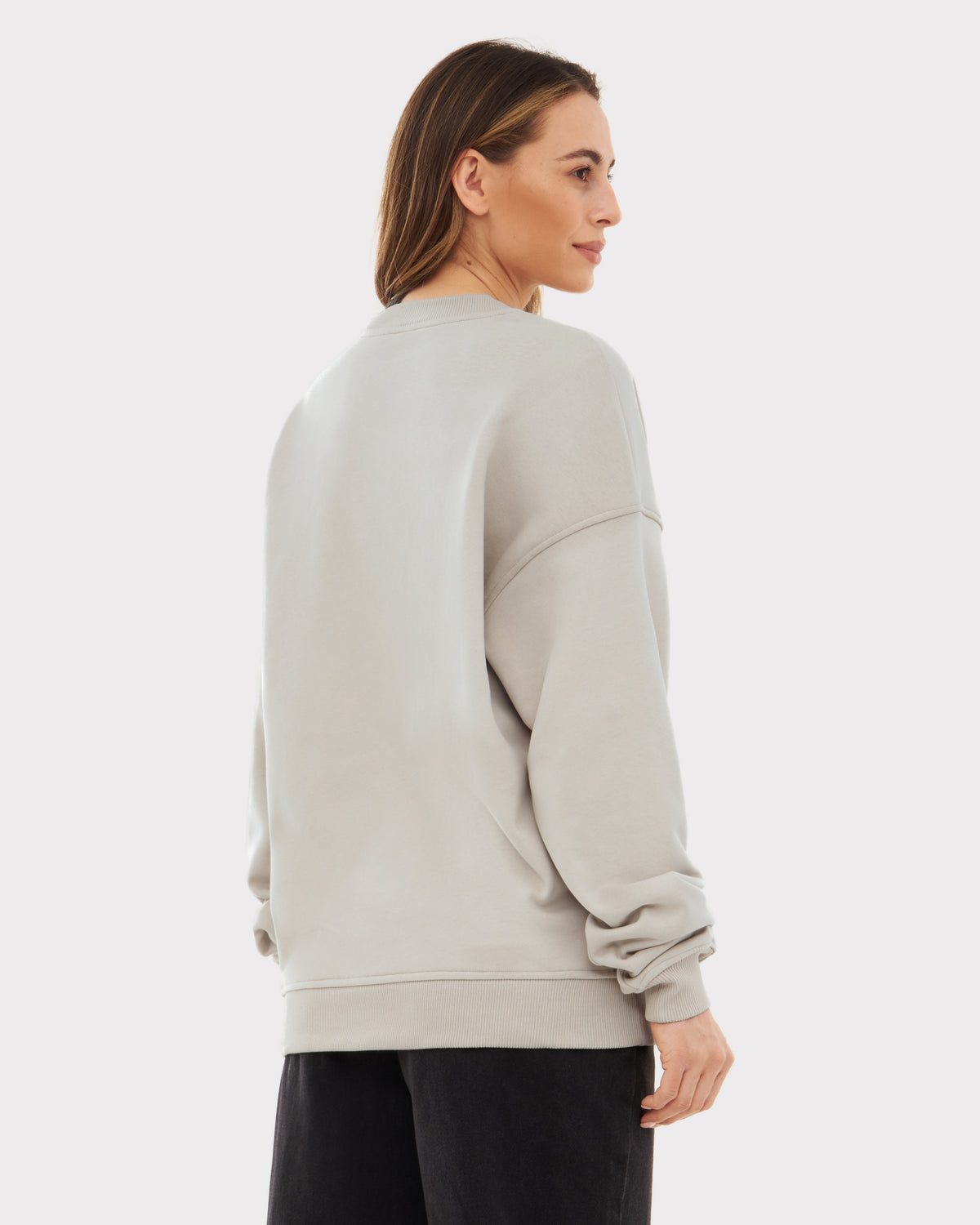 Frau von hinten trägt oversized beige Sweatshirt 'Carter' Print, lockerer Sitz, lange Ärmel mit Bündchen