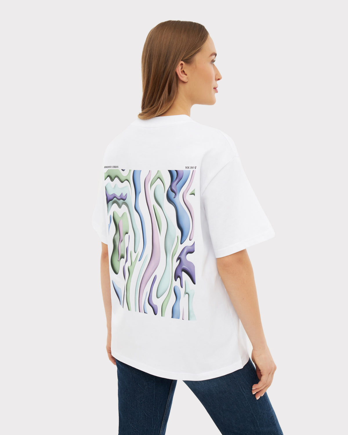 Rückansicht eines weißen Damen-T-Shirts 'Sammy Lava' mit abstraktem buntem Druck und schmaler Schrift
