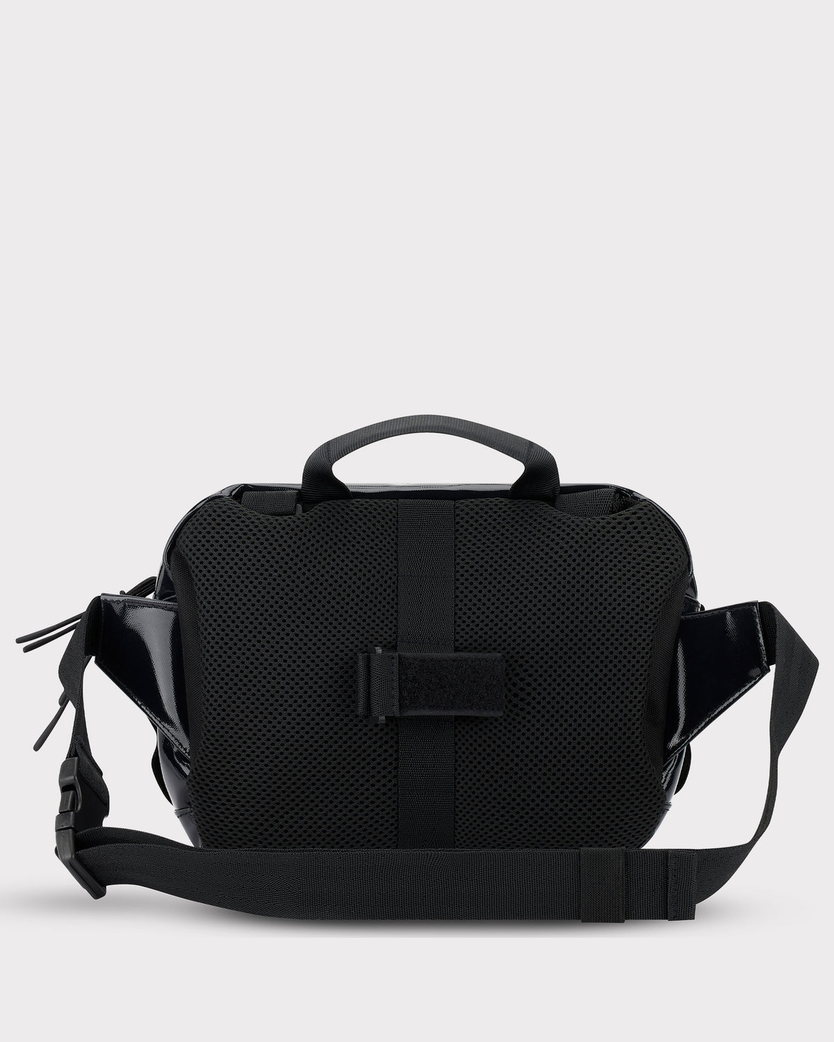 Schwarze Lenkertasche 'Nelson' aus Mesh- und glänzendem Material mit Griff und verstellbarem Gurt
