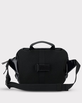 Schwarze Lenkertasche 'Nelson' aus Mesh- und glänzendem Material mit Griff und verstellbarem Gurt