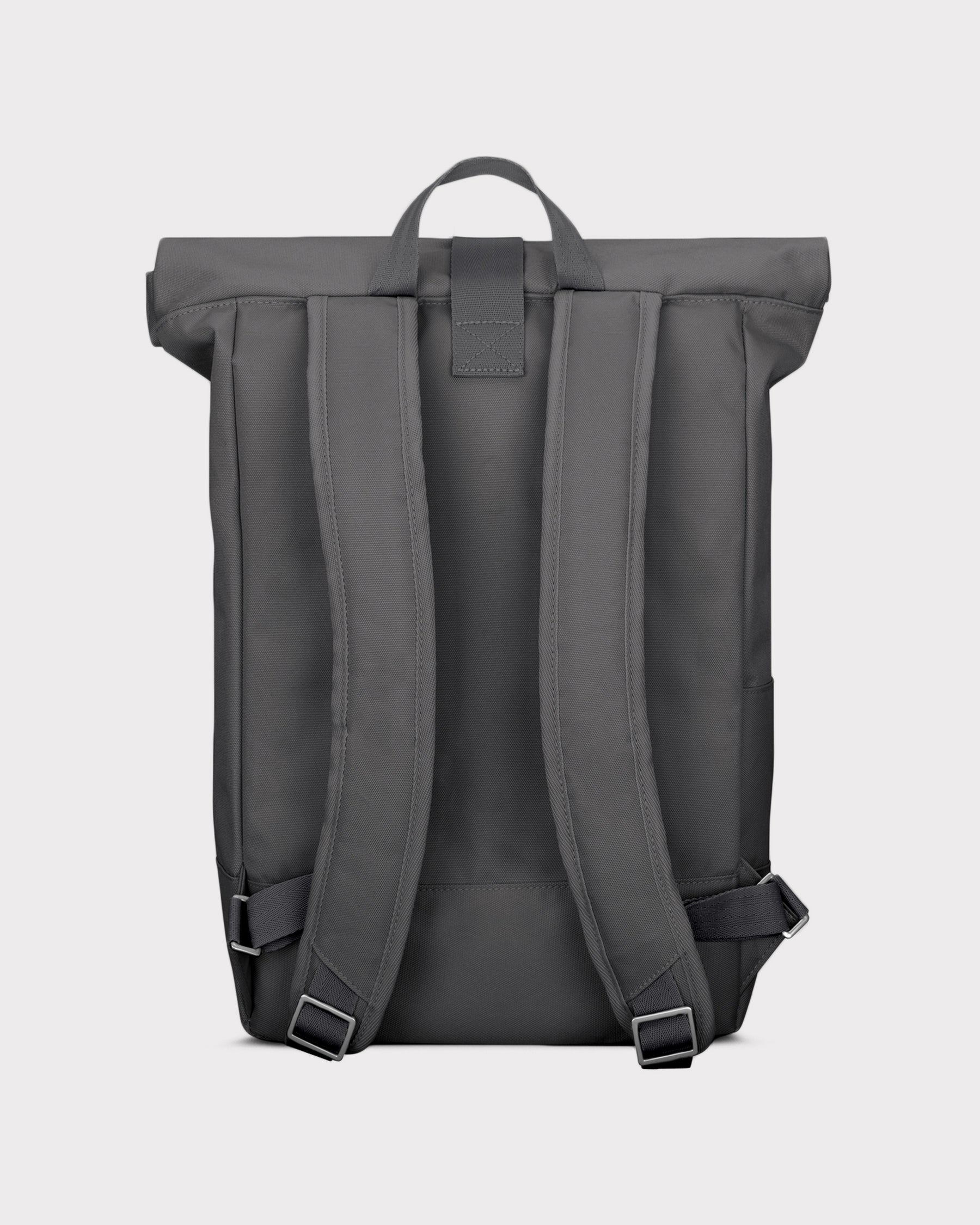 Rückansicht des dunkelgrauen Rolltop-Rucksacks 'Robin Medium' mit gepolsterten Schultergurten und Trageschlaufe