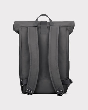 Rückansicht des dunkelgrauen Rolltop-Rucksacks 'Robin Medium' mit gepolsterten Schultergurten und Trageschlaufe