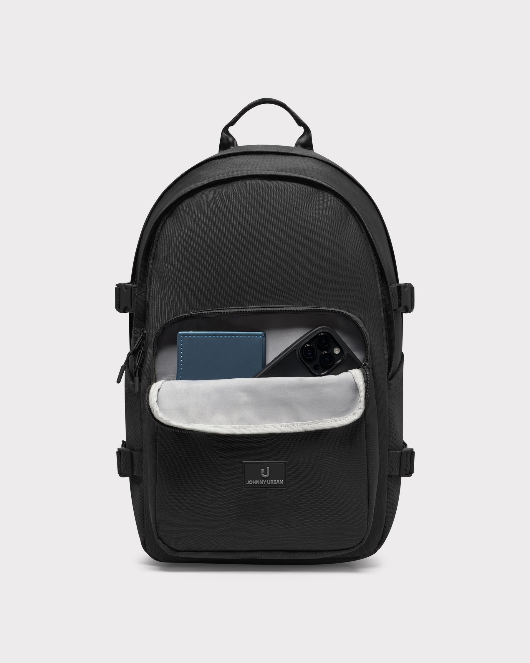 Schwarzer Rucksack 'Lian' von Johnny Urban mit ergonomischem Design, geöffnetes vorderes Fach mit blauem Portemonnaie und Smartphone