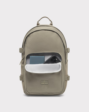Beiger Johnny Urban Rucksack 'Lian' mit offenem Frontfach, das ein blaues Portemonnaie und ein schwarzes Smartphone zeigt