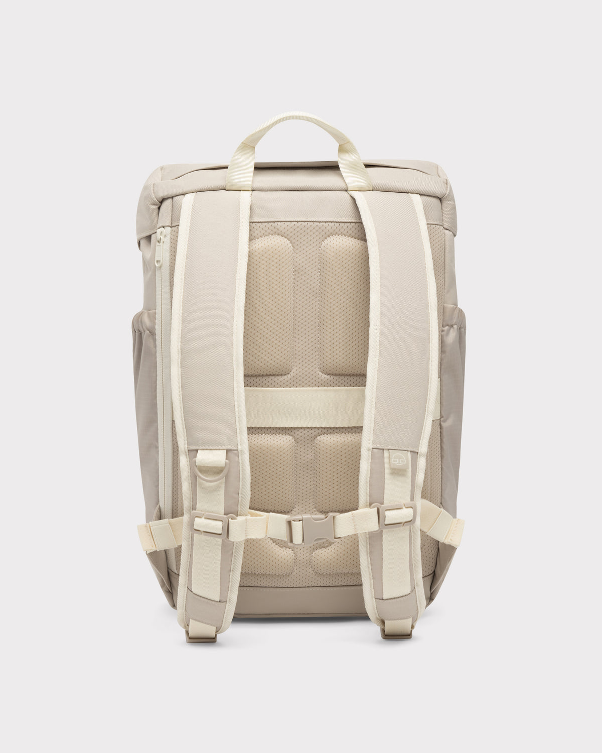 Unsser Backpack Nico in Sand mit atmungsaktiver Rückenpolsterung für alle Wetterlagen. 