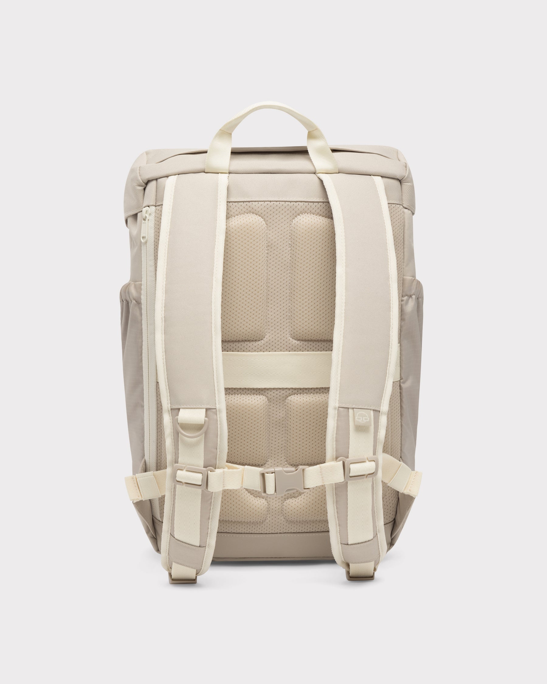 Unsser Backpack Nico in Sand mit atmungsaktiver Rückenpolsterung für alle Wetterlagen. 