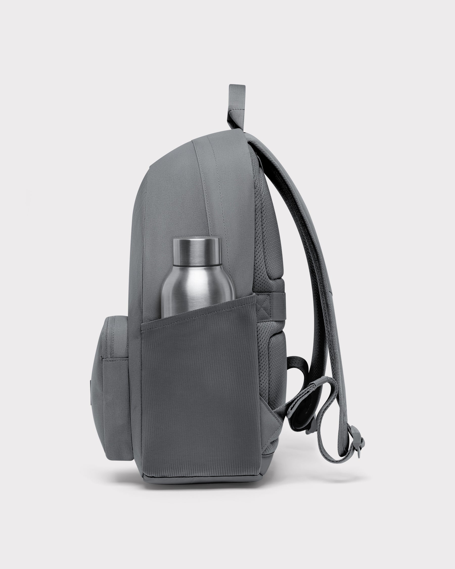 Seitliche Ansicht des grauen Rucksacks 'Mo' mit Flaschenfach und Trinkflasche