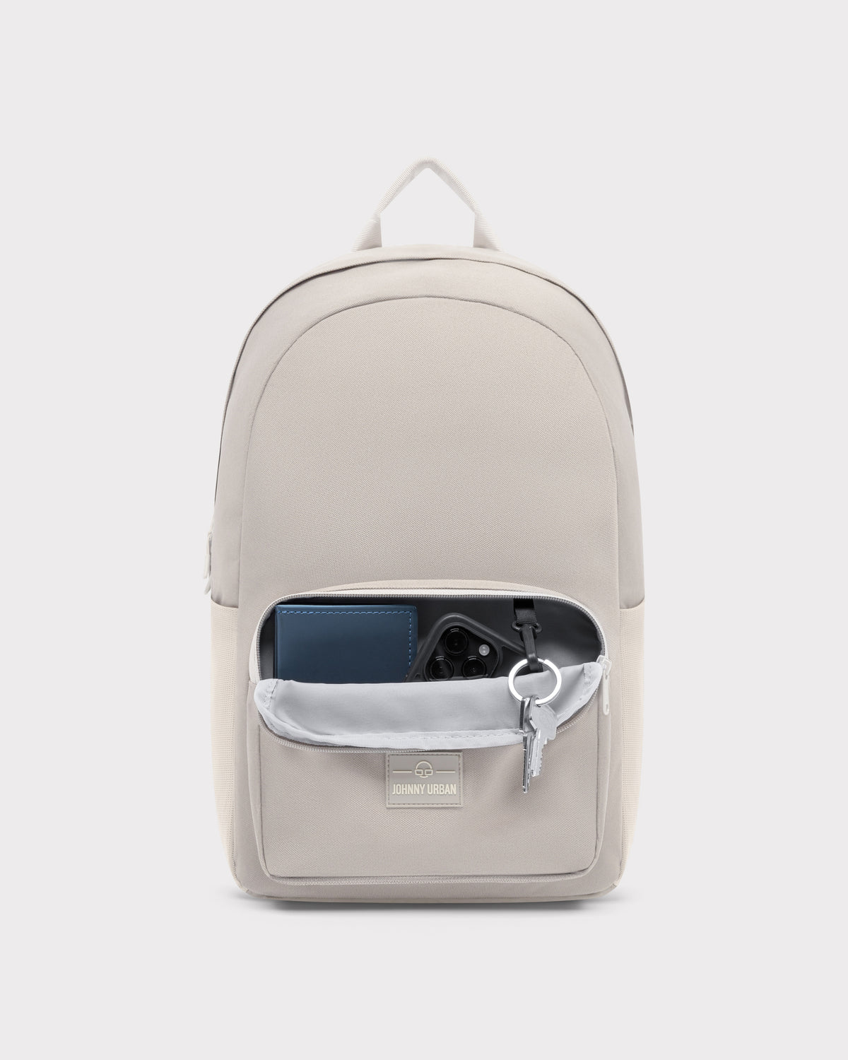 Beiger Johnny Urban Rucksack 'Mo' mit offenem Frontfach, darin Schlüssel, Smartphone und Geldbörse