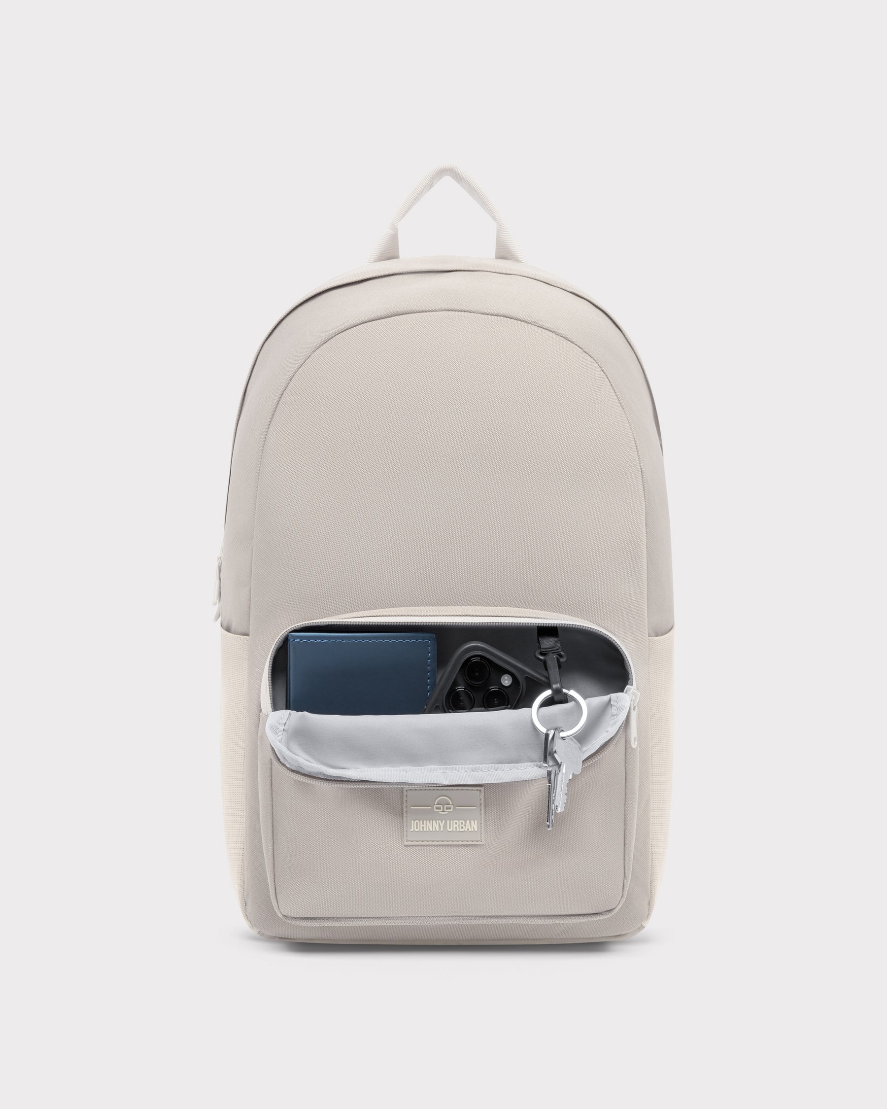 Beiger Johnny Urban Rucksack 'Mo' mit offenem Frontfach, darin Schlüssel, Smartphone und Geldbörse
