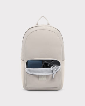 Beiger Johnny Urban Rucksack 'Mo' mit offenem Frontfach, darin Schlüssel, Smartphone und Geldbörse