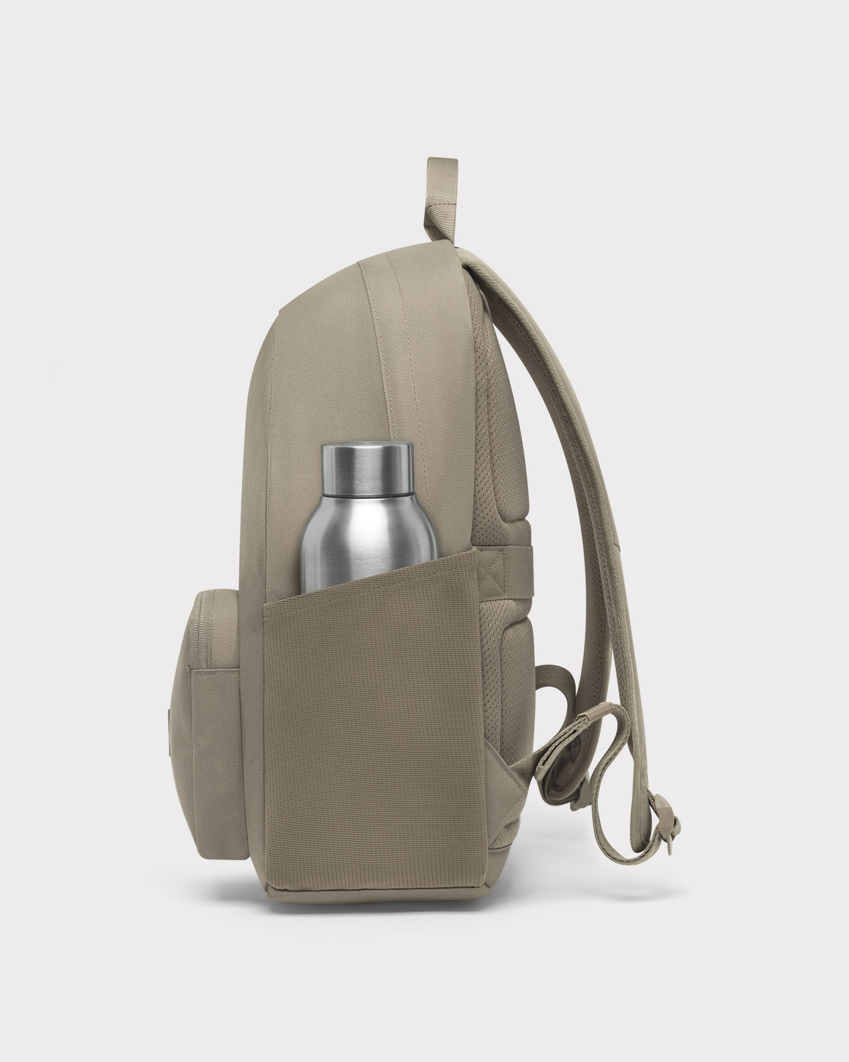 Seitenansicht des beigen Johnny Urban Rucksacks 'Mo' mit Edelstahl-Trinkflasche in Seitentasche