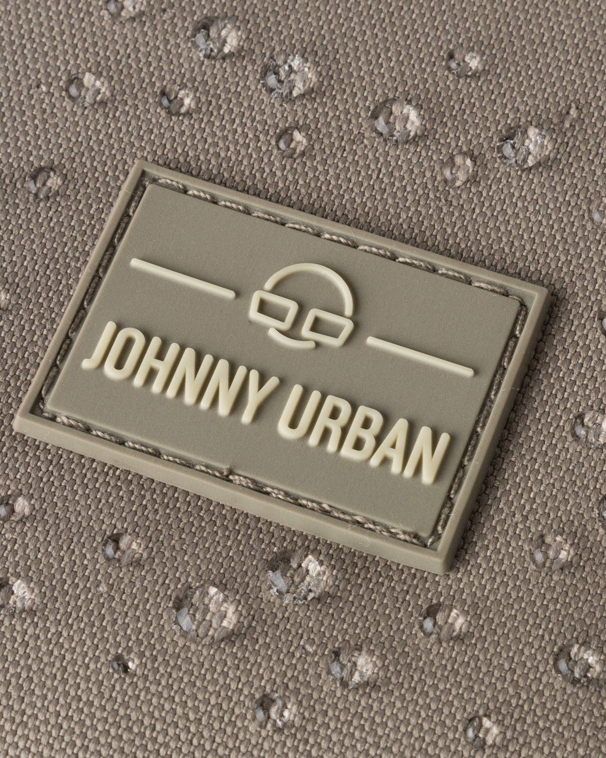 Nahaufnahme des wasserdichten Materials mit Johnny Urban Logo auf dem Rucksack 'Nico'