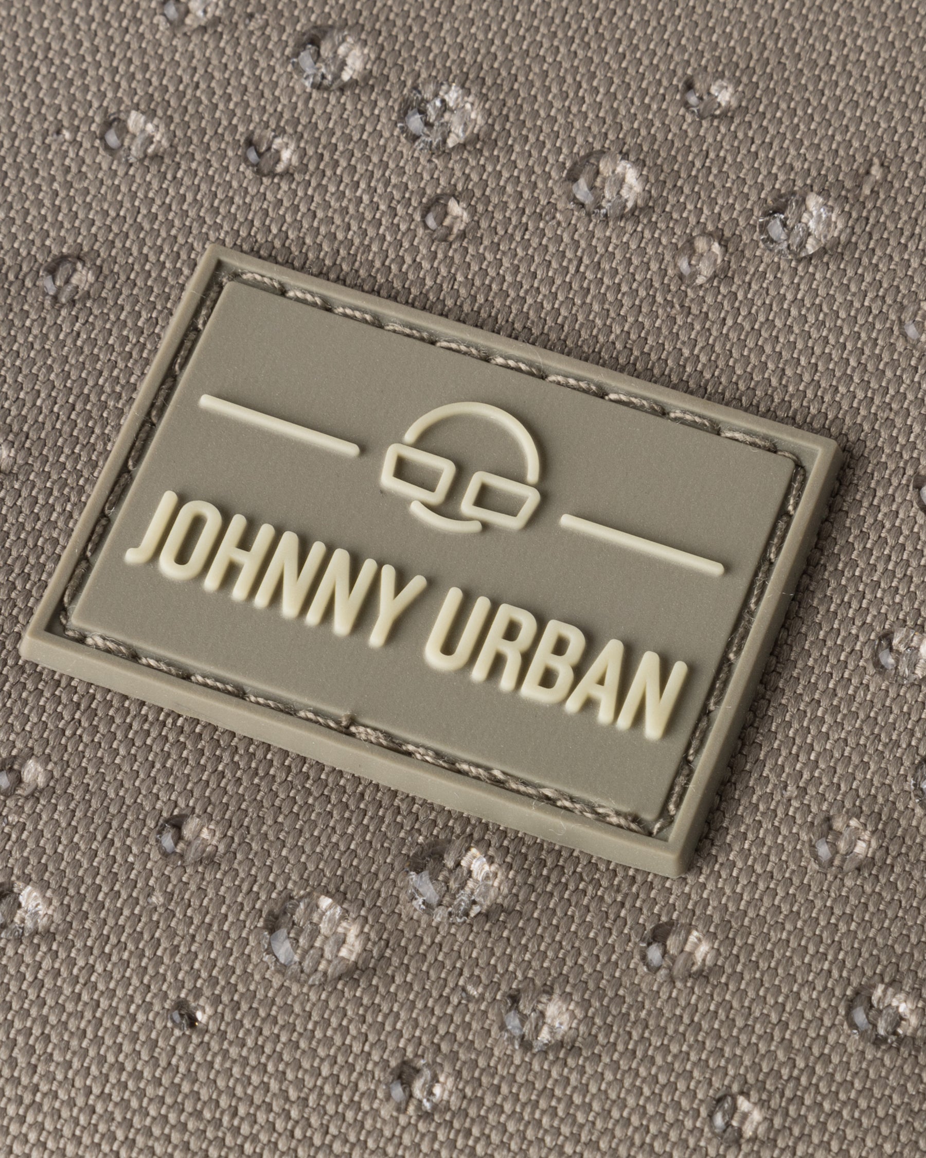 Nahaufnahme des wasserdichten Materials mit Johnny Urban Logo auf dem Rucksack 'Nico'