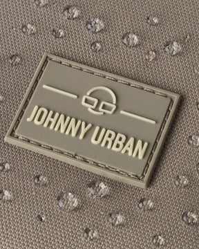 Nahaufnahme des wasserdichten Materials mit Johnny Urban Logo auf dem Rucksack 'Nico'