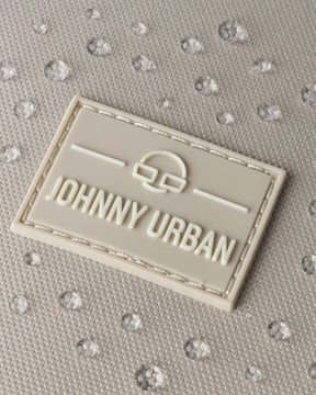 Nahaufnahme des Johnny Urban Logos auf Stoff mit Wasserperlen, zeigt wasserfesten Rucksack 'Nico'