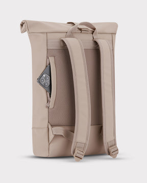 Beiger Rolltop-Rucksack 'Harvey Medium' mit gepolstertem Rücken und verstellbaren Schultergurten, seitliche Reißverschlusstasche mit Smartphone