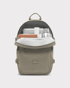 Johnny Urban Rucksack 'Lian' in desert-grau mit Laptop, Trinkflasche und Notizbuch