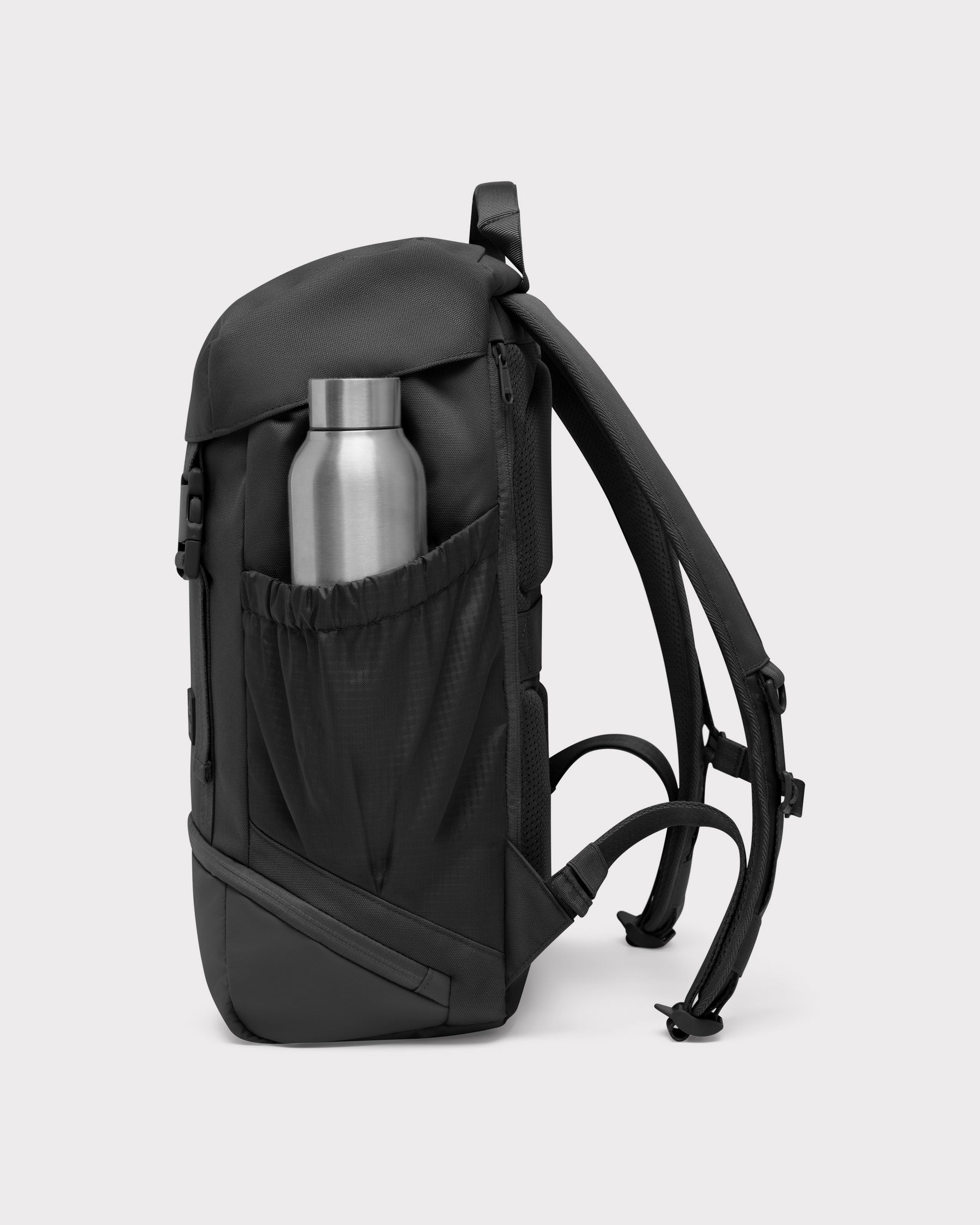 Schwarzer Johnny Urban Rucksack 'Nico' seitlich mit Außentasche und silberner Trinkflasche
