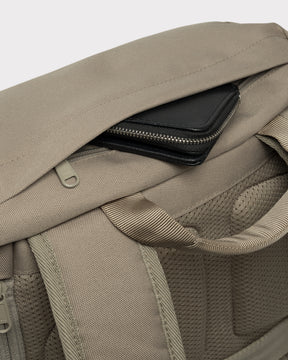 Heller Rucksack 'Nico' mit seitlicher Reißverschlusstasche und schwarzer Geldbörse im Rückentaschenfach