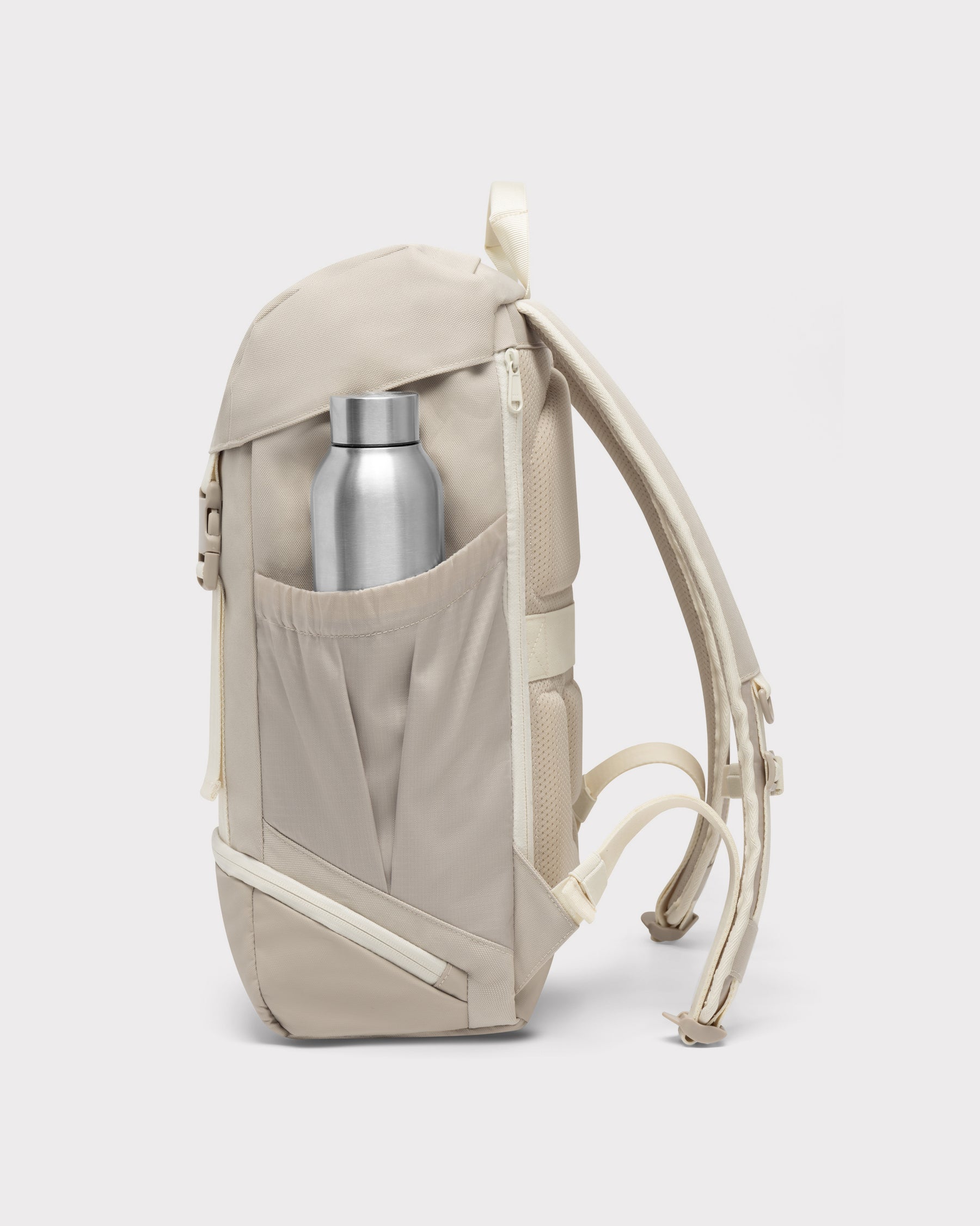 Beiger Rucksack 'Nico' mit seitlicher Tasche und silberner Trinkflasche