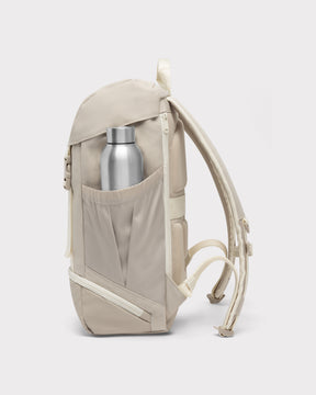 Beiger Rucksack 'Nico' mit seitlicher Tasche und silberner Trinkflasche