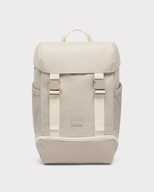 Sandfarbener Rucksack 'Nico' von Johnny Urban mit Klappe und zwei vorderen Verschlussriemen