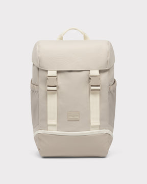 Sandfarbener Rucksack 'Nico' von Johnny Urban mit Klappe und zwei vorderen Verschlussriemen