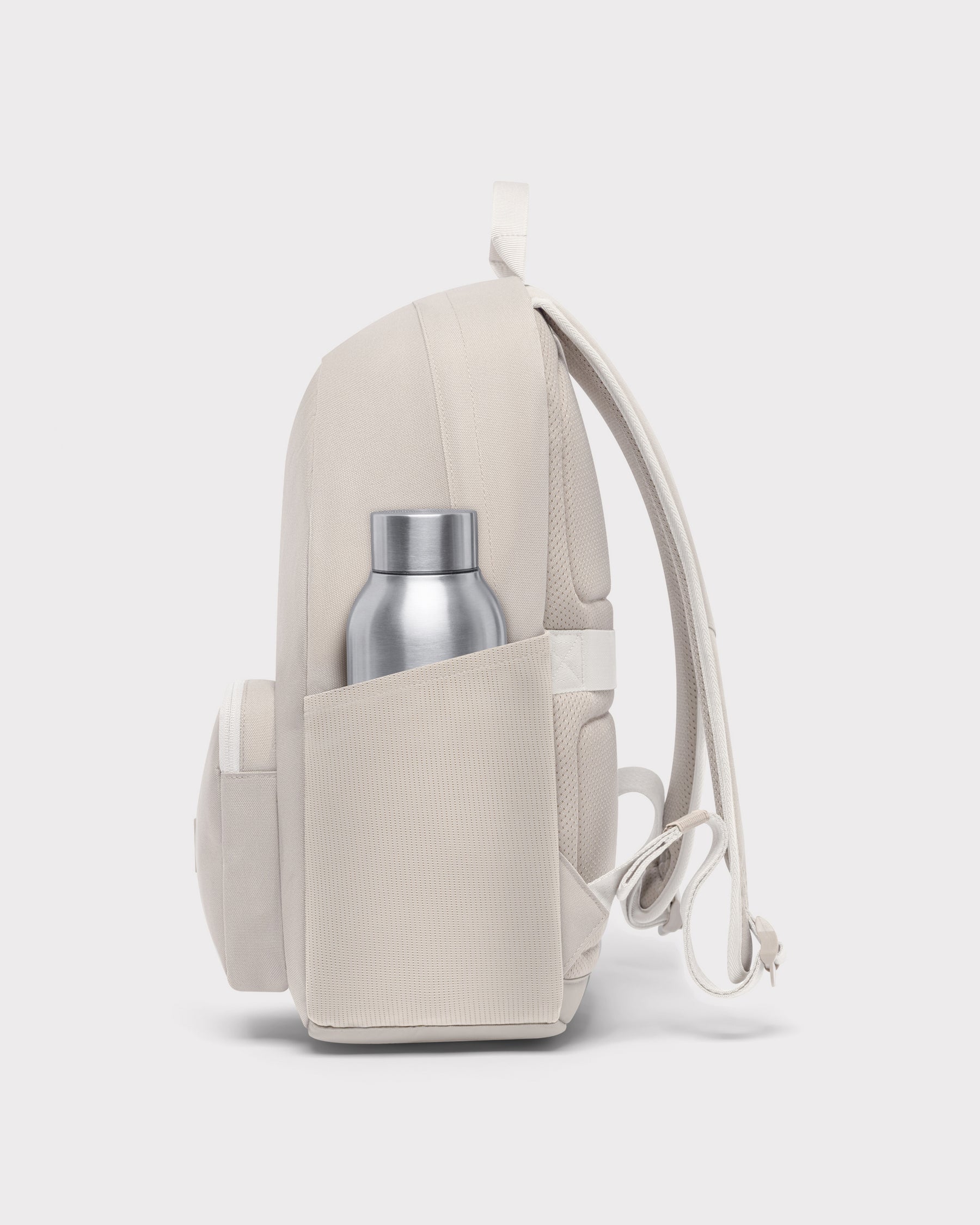 Sandfarbener Johnny Urban Rucksack 'Mo' mit seitlicher Tasche und silberner Thermosflasche