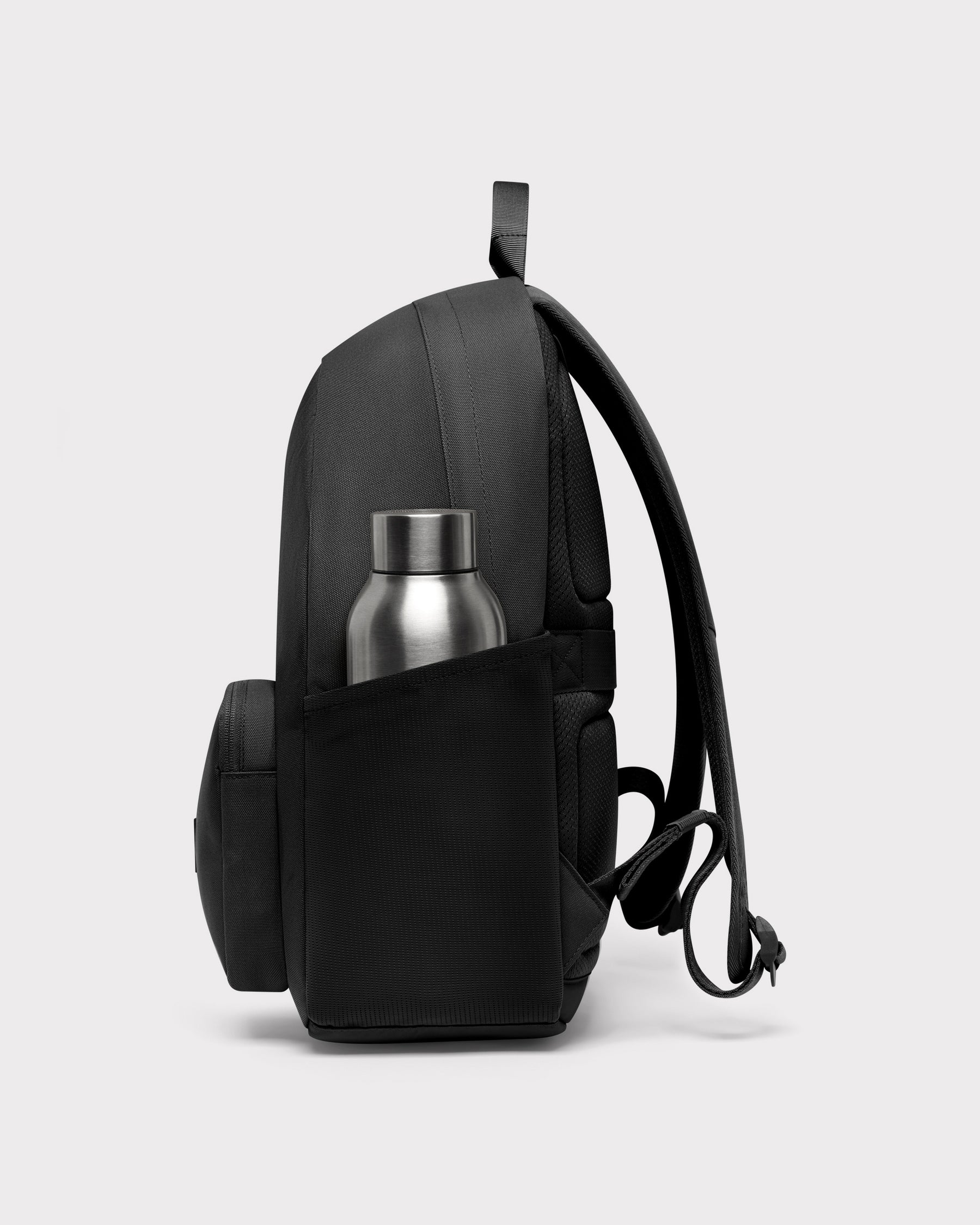 Schwarzer Johnny Urban Rucksack 'Mo' mit seitlicher Außentasche und Wasserflasche