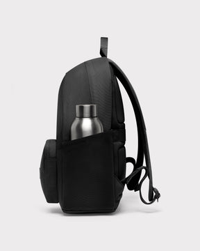 Schwarzer Johnny Urban Rucksack 'Mo' mit seitlicher Außentasche und Wasserflasche