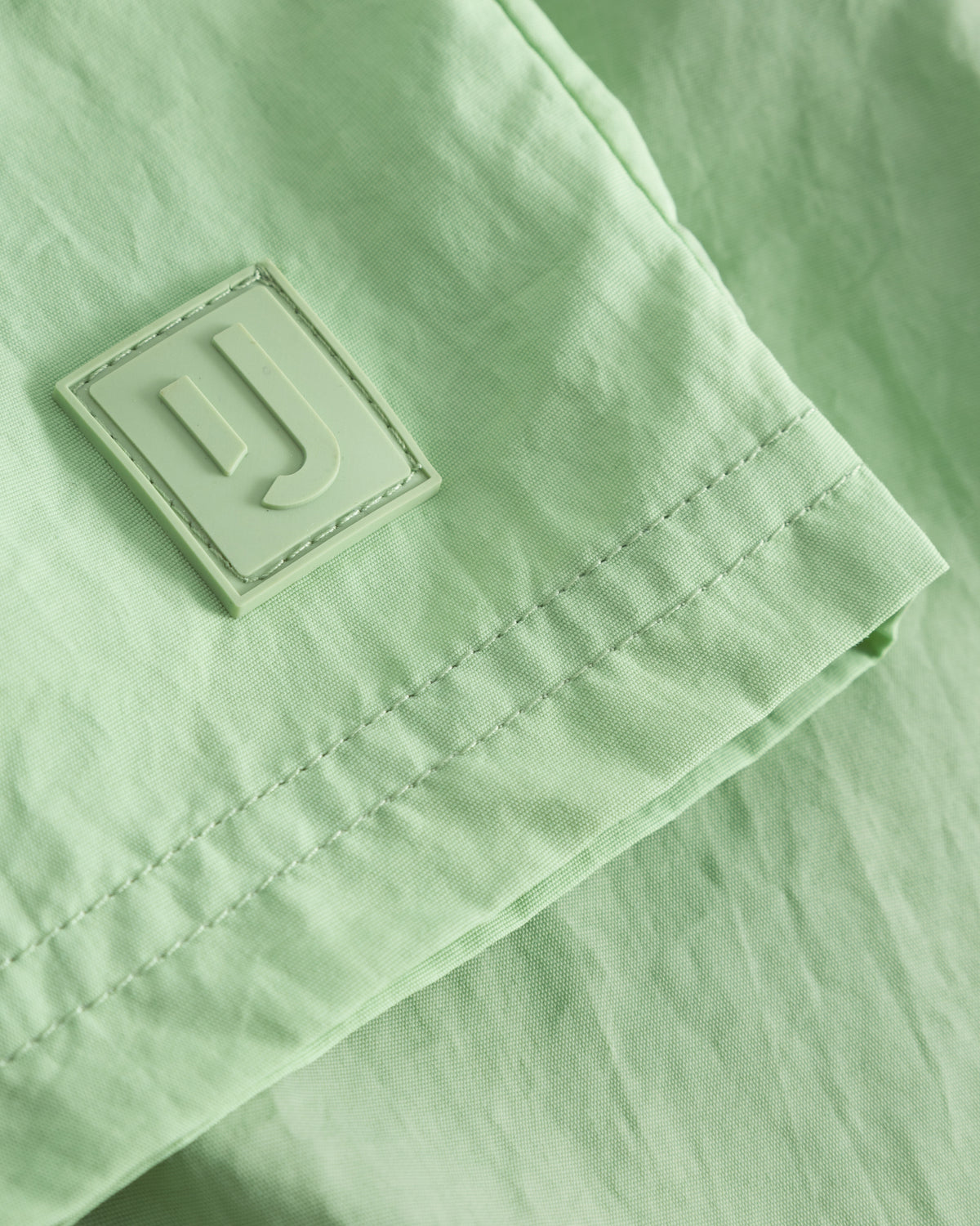 Hellgrüne Badehose 'Jay' mit Ton-in-Ton Markenlogo-Patch