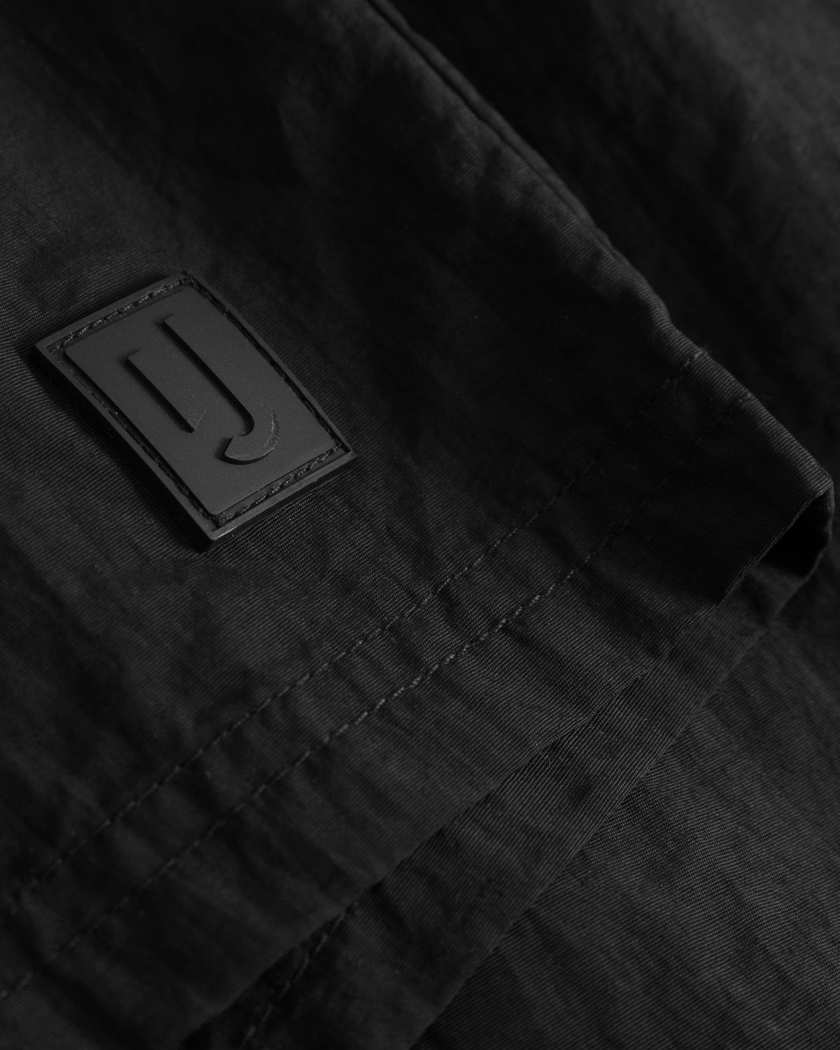 Schwarze Badehose 'Jay' mit aufgenähtem Logo-Patch