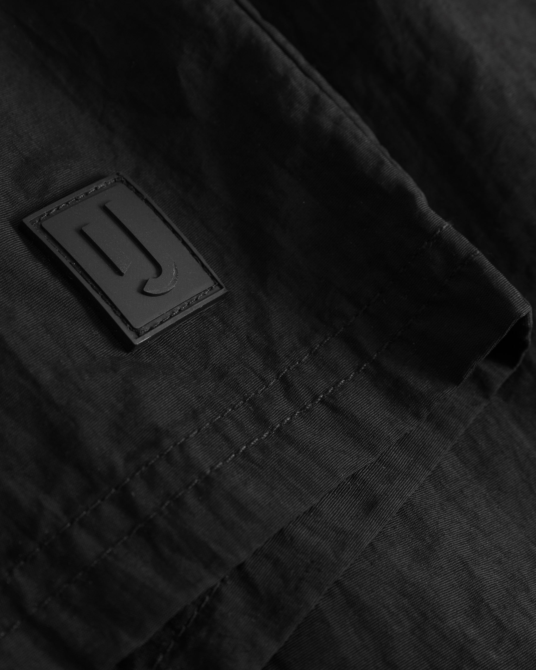 Schwarze Badehose 'Jay' mit aufgenähtem Logo-Patch