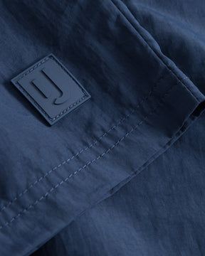 Nahaufnahme der navyblauen Badehose 'Jay' mit Johnny Urban Logo-Patch