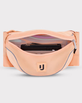 Pfirsichfarbene 2in1 Bauchtasche 'Jimmy' von Johnny Urban mit Reißverschluss offen und schwarzer Geldbörse innen