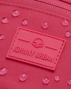 Nahaufnahme der pinken Bauchtasche ‚Erik Small‘ von Johnny Urban mit sichtbaren Wassertropfen auf dem Material