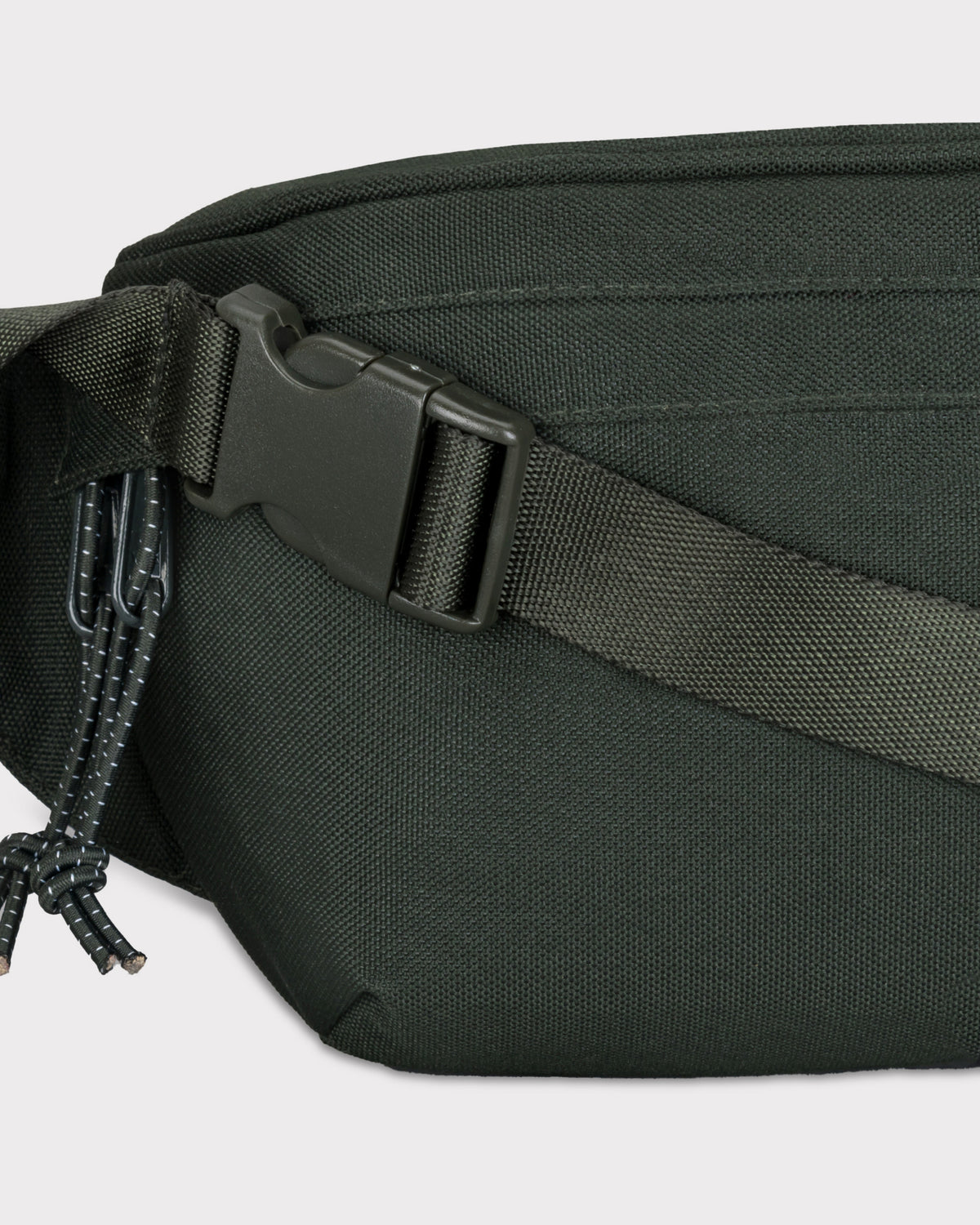 Grüne Johnny Urban Bauchtasche 'Tom' aus robustem Material mit Kunststoff-Schnallenverschluss und reflektierenden Kordeln