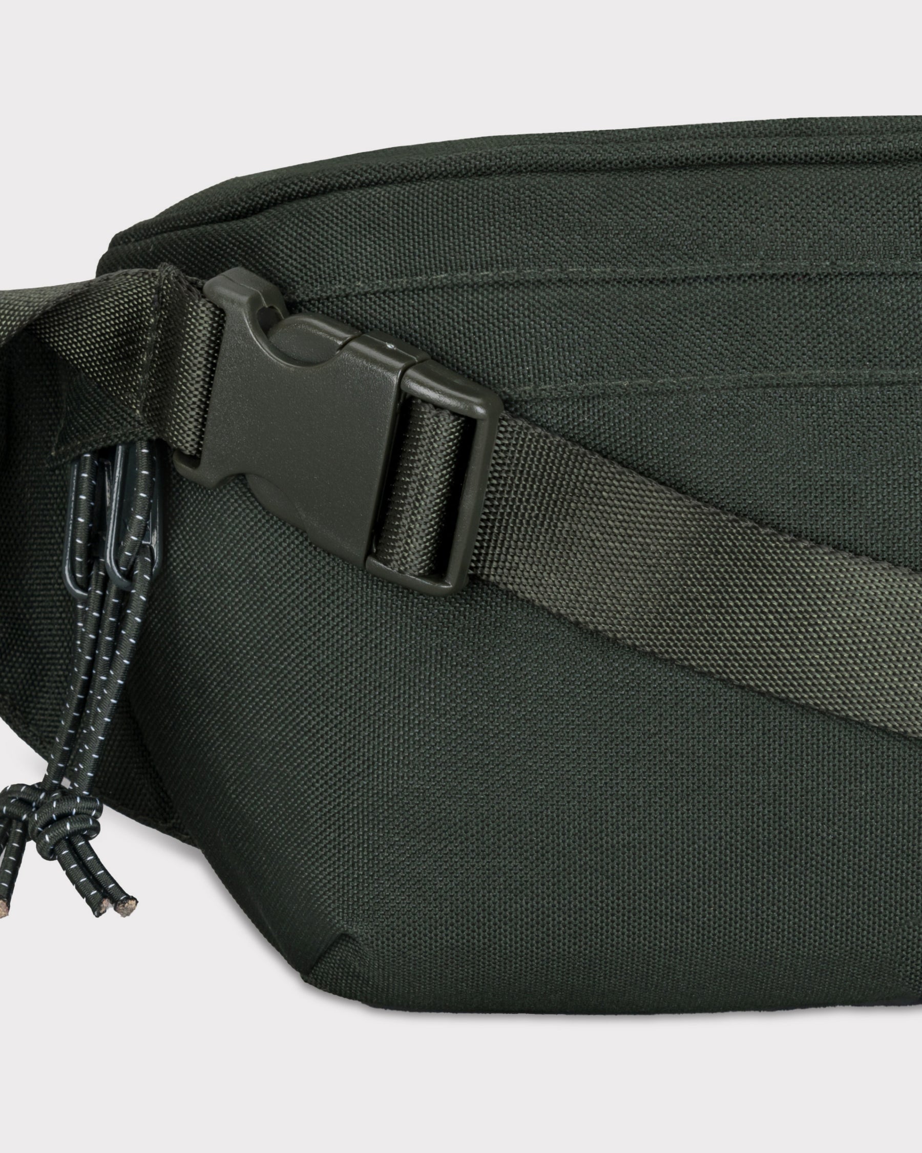 Grüne Johnny Urban Bauchtasche 'Tom' aus robustem Material mit Kunststoff-Schnallenverschluss und reflektierenden Kordeln