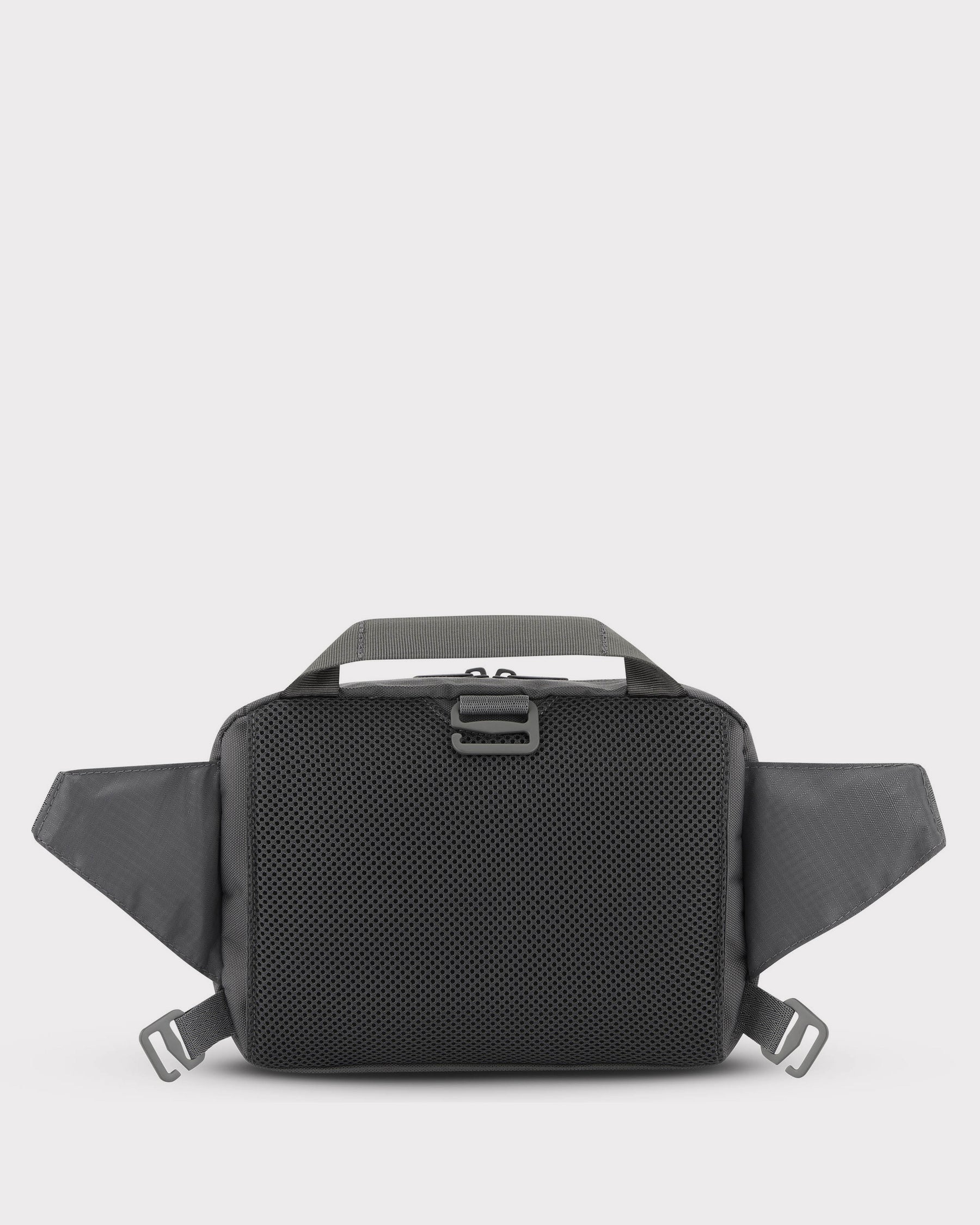 Schwarze Bauchtasche 'Travis' mit gepolstertem Mesh-Rückenteil und verstellbaren Gurtlaschen