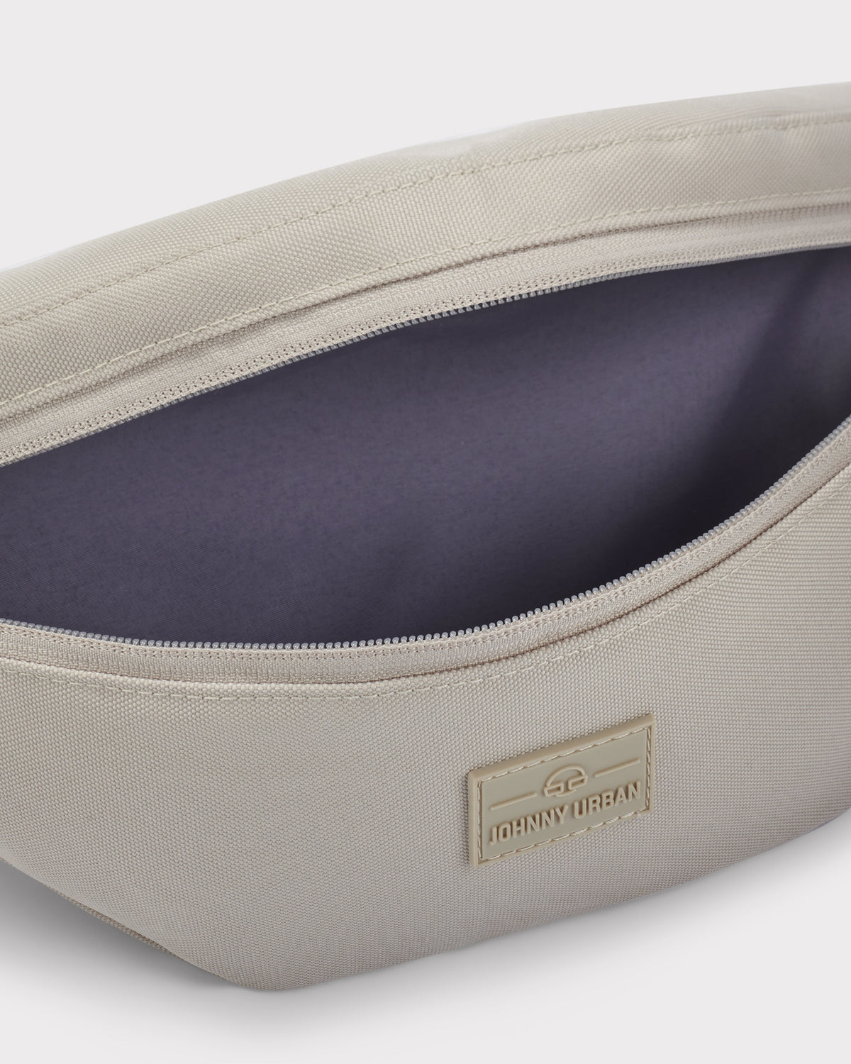 Beige Bauchtasche 'Erik Large' von Johnny Urban mit offenem Reißverschluss und sichtbarem Innenfach