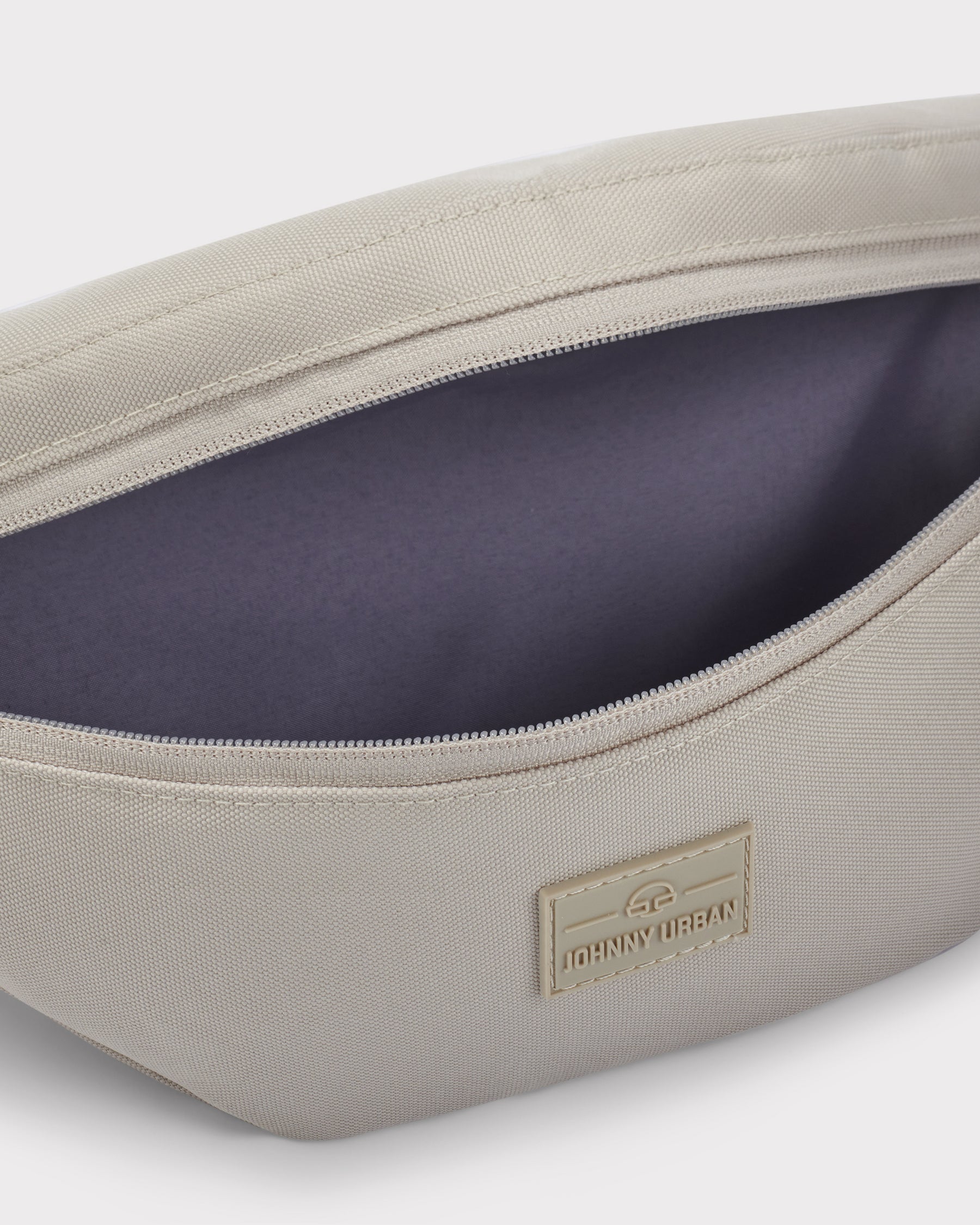 Beige Bauchtasche 'Erik Large' von Johnny Urban mit offenem Reißverschluss und sichtbarem Innenfach