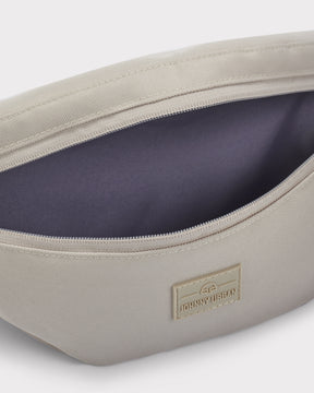 Beige Bauchtasche 'Erik Large' von Johnny Urban mit offenem Reißverschluss und sichtbarem Innenfach