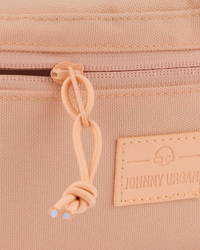 Detailansicht des Reißverschlusses und des Lederlogos der Johnny Urban Bauchtasche 'Erik Small' in Pfirsichfarben